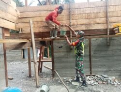 Babinsa Koramil 01/Sungaimas Bantu Warga Percepat Pembangunan Rumah di Desa Binaan