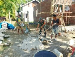 Babinsa Bantu Pembangunan Rumah Warga di Desa Tuwie Kareung