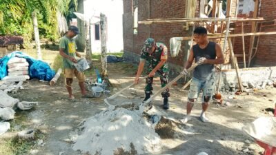 Babinsa Bantu Pembangunan Rumah Warga di Desa Tuwie Kareung