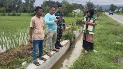 Korem 012/TU : Babinsa Koramil 03/Senagan Timur dan Anggota PPL Mengecek Saluran Irigasi Persawahan di Desa Binaan