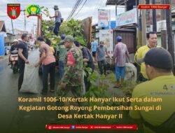 Koramil 1006-10/Kertak Hanyar Ikut Serta dalam Kegiatan Gotong Royong Pembersihan Sungai di Desa Kertak Hanyar II
