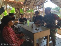 Babinsa Koramil 11/Simpang Hilir Jalin Kedekatan dengan Warga Lewat Komsos di Dusun Pangkalantawa