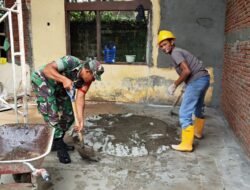 Babinsa Jaya Bantu Plester Dinding Sekolah SD Negeri 2 sebagai Wujud Kepedulian TNI