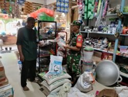 Babinsa Cek Stabilitas Harga Sembako di Kecamatan Darul Hikmah