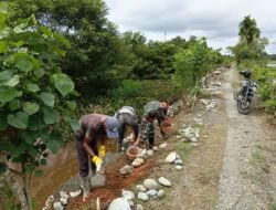 Babinsa Koramil 07/Johan Pahlawan Ajak Warga Gotong Royong Membuat Talud Jalan