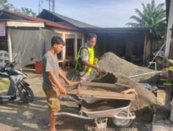 Pererat Kemanungala TNI- Rakyat, Babinsa Koramil Kawai XVI Bantu Ringakan Beban Warga