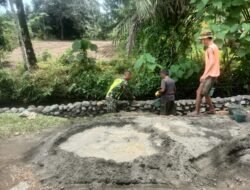 Babinsa Koramil 09/Samatiga Sertu Buchari Muslim Bantu Warga Desa Cot Seulamat Bangun Talud Penahan Jalan, Dibiayai dari Dana Desa