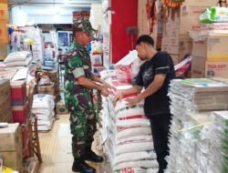 Babinsa Koramil 01/Jaya Lakukan Pemantauan Harga Sembako untuk Pastikan Stabilitas Pasar
