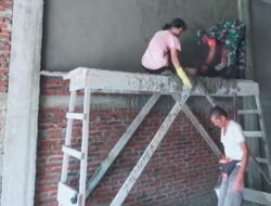 Babinsa Jaya Bantu Warga Plester Dinding Rumah Melalui Karya Bakti