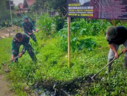 Koramil 1010-02/Tambaruntung Gelar Kerja Bakti Bersihkan Parit Bersama Warga