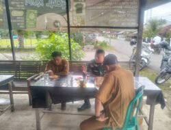 Tingkatkan Kerja Sama yang Baik, Babinsa Koramil 02/Woyla Komsos bersama Perangkat Desa