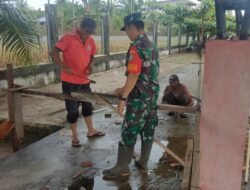 Babinsa Koramil 08/Arongan Lambalek Bantu Warga Merakit Besi untuk Pembuatan Pondasi Rumah