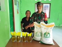 Babinsa Anjir Pasar Dampingi Penyaluran Bantuan Pangan untuk Ratusan Warga