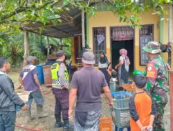 Babinsa Koramil 01/Sungaimas dan Babhinkamtibmas Polsek Sungaimas Bantu Memberikan Logistik Berupa Nasi Bungkus kepada Warga yang Terdampak banjir