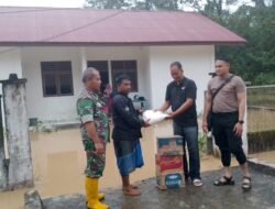 ‎Danramil 0105-10/Woyla Barat Bersama Unsur Muspika Memberikan Bantuan ke Pengungsian Musibah Banjir di Wilayah Kecamatan Woyla Barat