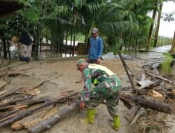 Babinsa Posramil 05/Pante Ceureumen Terus Berikan Bantuan Tenaga kepada Warga Pasca Banjir
