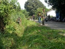 Babinsa Koramil 1001-01/Juai Gelar Karya Bakti Bersihkan Drainase di Desa Teluk Bayur