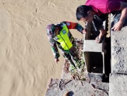Babinsa Koramil 01/Sungaimas Bersama Warga Mengecek Jembatan Pasca Banjir