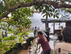 Respon Cepat Babinsa Koramil 1003-04/Kandangan Bantu Pemadaman Rumah Warga Terbakar