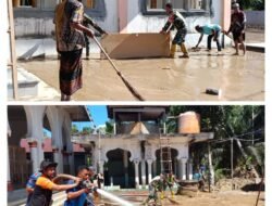 Anggota Koramil 08/Arongan Lambalek Tunjukkan Bukti Nyata Kepedulian TNI dengan Bersihkan Masjid Terdampak Banjir