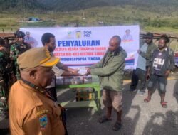 Sinergi Satgas Korpasgat dan Pemda Dampingi Kadinsos Salurkan BLT di Sinak