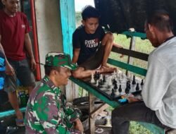 Sertu Mulyadi Pererat Komsos dengan Warga Desa Samuda