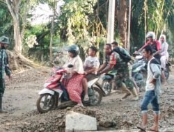 Jajaran Korem 012/TU: Babinsa Tripa Makmur Sigap Bantu Pengendara Terdampak Lumpur di Jalan Nasional