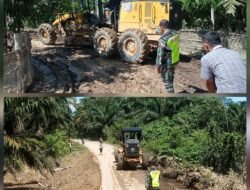 Babinsa Koramil 02/Woyla, Babtu Mengarahkan Alat Berat 1 Unit Gleader untuk Membersihkan Sisa Sisa Material yang Terbawa Banjir Kemaren di Wilayah Binaan