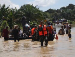 Satgas Bencana Jajaran Korem 012/TU Evakuasi Pelintas yang Terjebak Banjir Ladang Rimba