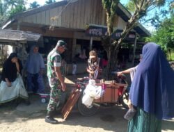 Babinsa Darul Hikmah Pantau Harga dan Pasokan Ikan Lewat Komsos dengan Pedagang Keliling