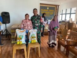 Babinsa 1203-13/MHS Serda Muzakir melaksanakan Pendampingan Penyaluran Bantuan Pangan