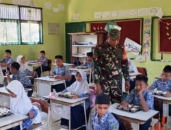 Babinsa Koramil 01/Jaya Dampingi Penyaluran Makanan Bergizi untuk 318 Siswa MIN Negeri 1 Jaya