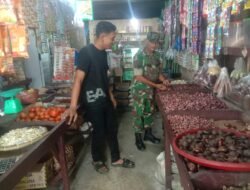 Babinsa Koramil 06/Teunom Cek Harga Sembako di Pasar Tradisional Wilayah Aceh Jaya