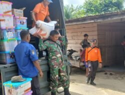 Babinsa Koramil 02/Rundeng Bawah Korem 012/TU Kawal Penyaluran Bantuan ke Warga Terdampak Banjir