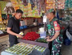 Monitoring Pasar, Babinsa Koramil 06/Teunom Pastikan Ketersediaan Sembako di Aceh Jaya