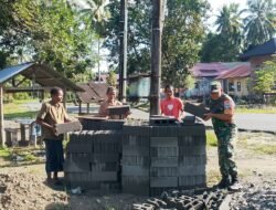 Babinsa Pasie Raya Bantu Warga Bangun Rumah Secara Gotong Royong