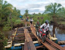 Korem 012/TU Terjunkan Personel Amankan Akses Warga di Jembatan Darurat Singkil