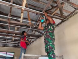 Babinsa Koramil 01/Jaya Bantu Warga Pasang Rangka Baja untuk Plafon PVC di Meunasah Weh