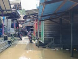 Antisipasi Banjir, Babinsa Muara Ancalong Pantau Debit Sungai di Batu Timbau