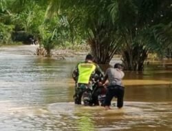 Babinsa Koramil 02/Woyla Jajaran Korem 012/TU Sigap Bantu Motor Warga Mogok di Tengah Banjir