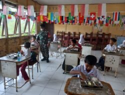 TNI Bersama Stakeholder Salurkan Paket Makan Sehat di Desa Danda Jaya