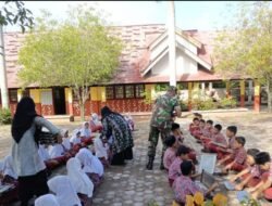 Babinsa Setia Bakti Pantau Penyaluran Makanan Bergizi Gratis untuk Siswa dan Warga