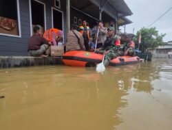 Koramil 0909-05/Muara Bengkal Pantau Debit Air dan Salurkan Bantuan untuk Warga Terdampak Banjir