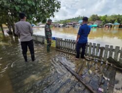 Babinsa Muara Bengkal Pantau Debit Air Sungai Antisipasi Banjir di Batu Timbau