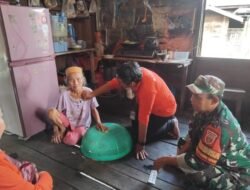 Babinsa Muara Wahau Dampingi Pemeriksaan Kesehatan Warga Pascabanjir di Long Melah