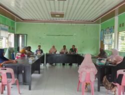 Babinsa Dampingi Penyaluran BLT Dana Desa di Kecamatan Teunom