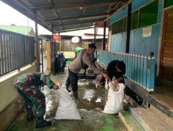 Cegah Banjir dan Penyakit, Babinsa Bersama Warga Margasari Hulu Gelar PKTD