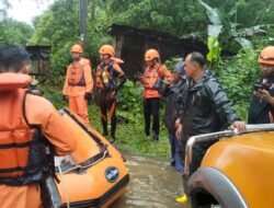 Koramil 1006-05/Karang Intan dan BPBD Pantau Banjir Akibat Hujan Deras di Kecamatan Aranio