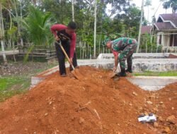 Babinsa Koramil 05/Panga Bantu Warga Timbun Pondasi Rumah di Gampong Harapan