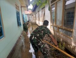 Babinsa Bantu Warga Membersihkan Lumpur Pasca Banjir, Wujud Kemanunggalan TNI dengan Rakyat